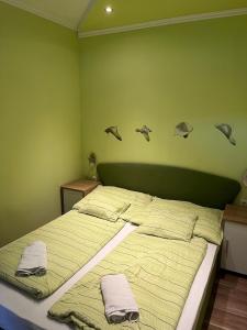 Schlafzimmer mit einem Bett mit Fischköpfen an der Wand in der Unterkunft Brookforest Family Apartman in Hajdúszoboszló