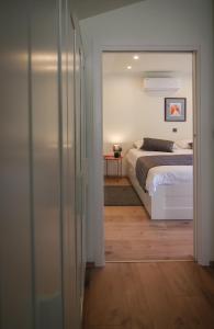 1 dormitorio con 1 cama y puerta corredera de cristal en Guest house 'Villa Fani' Veprinac with jacuzzi en Veprinac