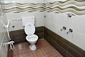 GAHANASHREECOTTAGE في Subrahmanya: حمام مع مرحاض أبيض في كشك
