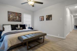 1 dormitorio con 1 cama y ventilador de techo en The Harmony Designer Home in Central DFW home en North Richland Hills
