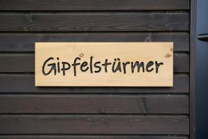 a sign on a wooden wall with the word girlfriend at Black Forest Lodges - gehobene Ferienwohnungen mit Privatsaunas in Tulfes