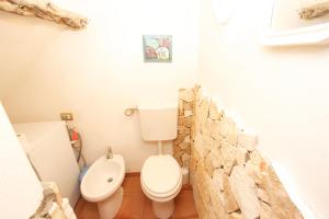 ブッジェッルにあるCasa Vacanze Mistralのバスルーム(トイレ、洗面台付)