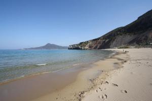 vista su una spiaggia con impronte sulla sabbia di Casa Vacanze Mistral a Buggerru