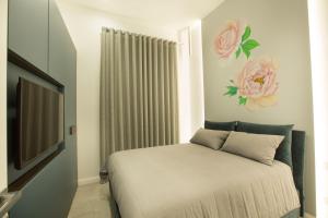 - une chambre avec un lit et une télévision à écran plat dans l'établissement Residenza Rebecca, à Trani