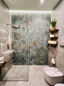 La salle de bains est pourvue d'une douche, de toilettes et d'un lavabo. dans l'établissement Residenza Rebecca, à Trani