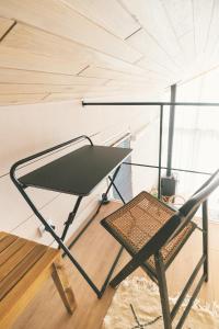 a black chair and a table in a room at Fejny Dom - Jezioro Dadaj in Kromerowo