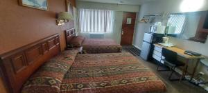 Łóżko lub łóżka w pokoju w obiekcie Lazy Bear Lodge