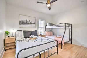 Un dormitorio con dos literas y un ventilador de techo. en Easy Walk to Seagrove Beach Beverly Bungalow, en Santa Rosa Beach 24 fotos más