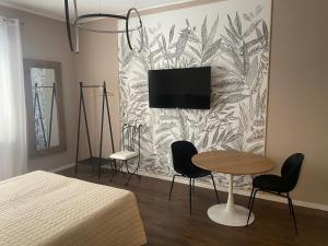 カンポバッソにあるCasa Del Ducaのベッドルーム1室(ベッド1台、テーブル、椅子付)