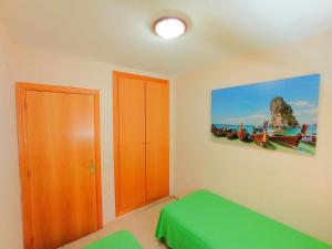 Postel nebo postele na pokoji v ubytování AyF 1ª LINEA DE PLAYA ISLA PARK 1