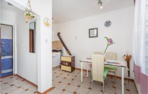 - une cuisine et une salle à manger avec une table et des chaises dans l'établissement Beautiful Apartment In Gabonjin With Kitchen, à Gabonjin