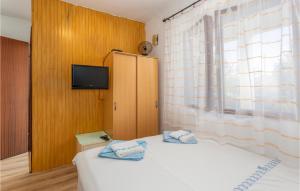 - une chambre avec un lit, une télévision et une fenêtre dans l'établissement Beautiful Apartment In Gabonjin With Kitchen, à Gabonjin