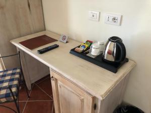 Hotel Monti Di Mola tesisinde mutfak veya mini mutfak