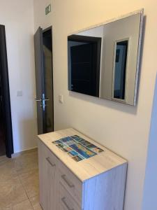 baño con espejo y armario de madera en Apartment Karlo, en Novalja