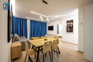 a dining room and living room with a table and chairs at Apartamentos Marino Superior Casa Azahar in Alcossebre