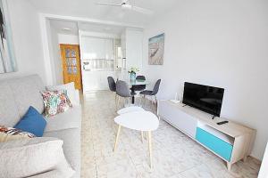 TV a/nebo společenská místnost v ubytování APN Apartamento Playa de Guardamar