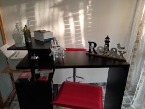escritorio con silla roja y taburete rojo en B&B Gege', en Roccadaspide