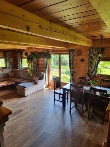 - un salon avec une table et un canapé dans l'établissement Dzikie południe, à Sanok