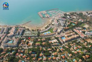 an aerial view of a city next to the beach at Apartamentos Marino Superior Casa Azahar in Alcossebre