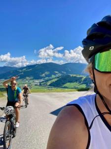 grupa ludzi jeżdżących rowerami po drodze w obiekcie Appartementhaus Reiter w mieście Altenmarkt im Pongau