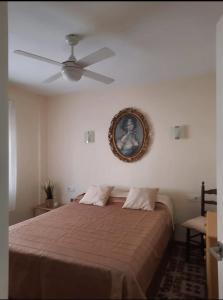- une chambre avec un lit et un ventilateur de plafond dans l'établissement Apartamento Playa Blanca, à Dénia