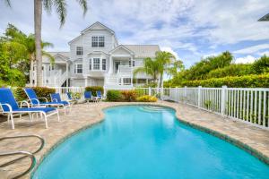 una casa con piscina delante de una casa en Sandals D, en Sanibel