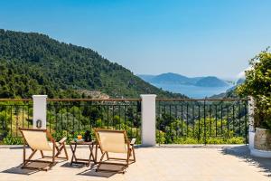 eine Terrasse mit 2 Stühlen und einem Tisch mit Aussicht in der Unterkunft Skopelos Country Villas in Panormos Skopelos