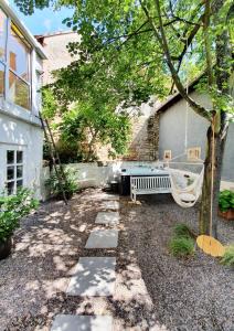 un jardín con un banco y un edificio en Alte Goldschmiede Südpfalz, en Klingenmünster