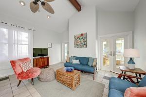 un soggiorno con un divano e una TV di Pipeline Manor a Port Aransas