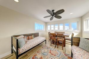 una camera con 2 letti e una sala da pranzo con ventilatore a soffitto di Pipeline Manor a Port Aransas Altre 37 foto