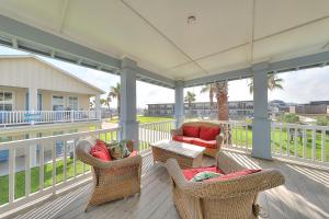 un portico con sedie, tavolo e divano di Pipeline Manor a Port Aransas