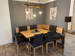 uma sala de jantar com uma mesa de madeira e cadeiras em Ferienwohnung Andexlinger em Abtenau