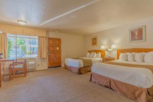 En eller flere senge i et værelse på Mariposa Lodge