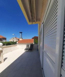 una vista desde el exterior de un balcón de una casa en Apartmani Anita, en Brodarica