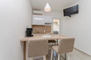 Кухня или мини-кухня в Apartments and Rooms Mare
