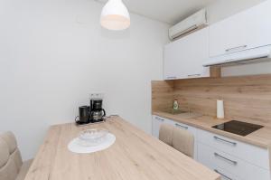 Кухня или мини-кухня в Apartments and Rooms Mare
