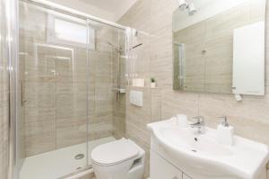 een badkamer met een toilet, een wastafel en een douche bij Apartments and Rooms Mare in Vodice