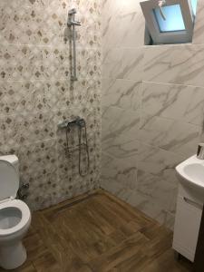 A bathroom at dpatina