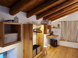 een kamer met houten planken en houten plafonds bij Agriturismo Ostrouska in Sgonico