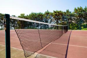 uma rede de ténis num campo de ténis em Poggio di mare em Castelluzzo