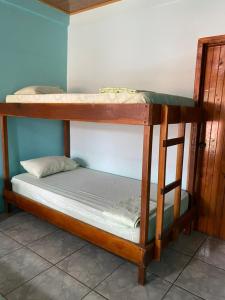 kilka łóżek piętrowych w pokoju w obiekcie Cabinas Popular w mieście Puerto Viejo