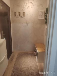 ein Badezimmer mit Flur mit WC und Etage in der Unterkunft Cozy Haven in Belgrad