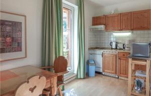 Beautiful Apartment In Viechtach With Sauna في فيشتاخ: مطبخ مع طاولة وغرفة طعام