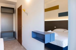 1 dormitorio con cama y mesa azul en Smart and Sea, en Tortoreto Lido