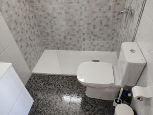 une salle de bain avec des toilettes blanches et une douche dans l'établissement Casa Luisi, à Playa Honda 18 autres photos