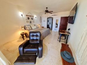 Una televisión o centro de entretenimiento en STYLISH OCEANFRONT CONDO with POOL