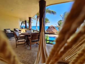 Piscina en o cerca de STYLISH OCEANFRONT CONDO with POOL
