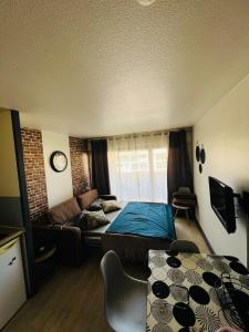 Televízia a/alebo spoločenská miestnosť v ubytovaní Appartement ds résidence privée avec piscine à 5 min à pied plage!!