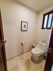 Un baño de STYLISH OCEANFRONT CONDO with POOL