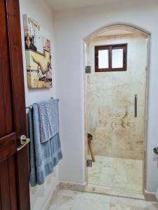 Un baño de STYLISH OCEANFRONT CONDO with POOL
